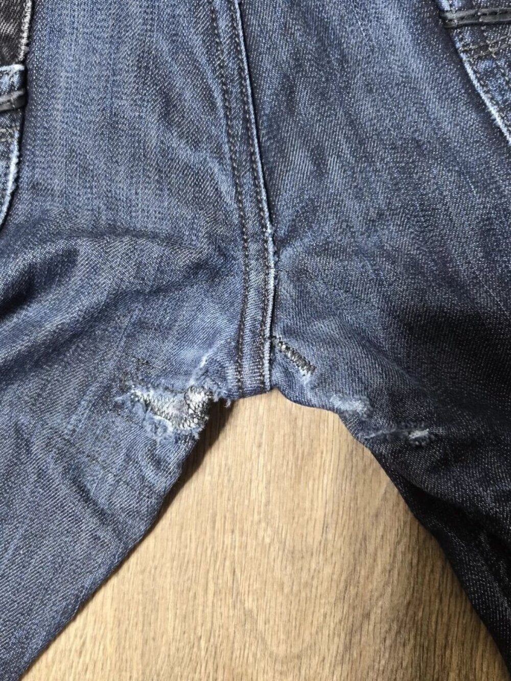 Guess "Black and Blue" concept, two-tone blue jeans - Picture 6 of 10
